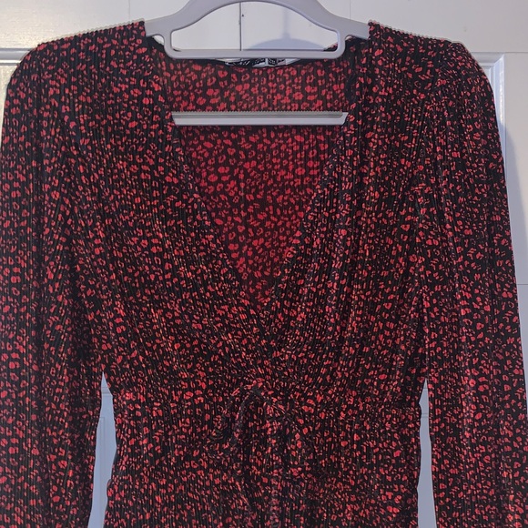 Stylish Red and Black Women's Top - Picture 2 of 4